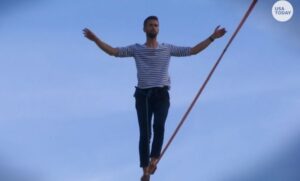 Ludost ili hrabrost: Francuski akrobata na užetu prešao Senu na visini od 70 metara VIDEO