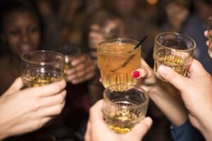 Tokom praznika čaše su pune do vrha: Oprez – ovo su simptomi trovanja alkoholom