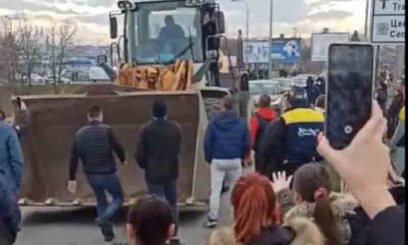 Drama okončana hapšenjem! Lisice na ruke muškarcu koji je zaustavio naprednjake u bageru VIDEO