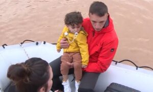 Pripadnici Civilne zaštite u akciji: Iz poplavljene kuće evakuisana porodica sa bebom VIDEO