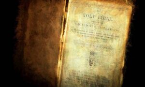 Medicinska sestra na poljoprivrednom zemljištu: Nađena mini zlatna Biblija stara 600 godina