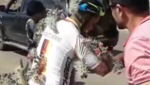 Nevjerovatan video iz Argentine: Biciklista upao u žbun kaktusa