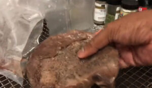 Impresivna kulinarska tehnika: Pohvalio se da je skuvao biftek u mašini za pranje suđa VIDEO