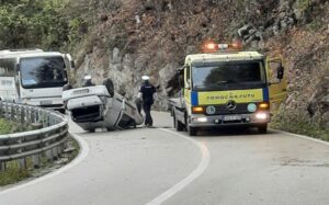 Vozač prošao bez povreda: Automobil u Bočcu završio na krovu