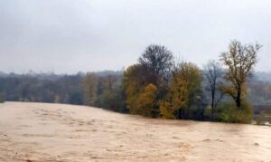 Rijeka Bosna nastavlja da raste: Vodostaj skoro dostigao kotu redovne odbrane od poplava
