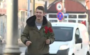 Branu život nije mazio, ali se ne predaje: Prodajući ruže mladić izdržava sebe i majku