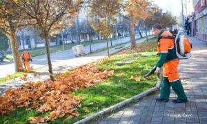 “Požutili” trotoari u Banjaluci: Iz Grada poručuju da je u toku intenzivno čišćenje ulica