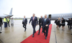 Prijateljska posjeta! Avion sletio u Mahovljane, premijer Mađarske stigao u Srpsku VIDEO, FOTO