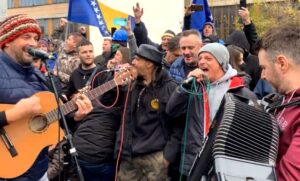 Pjesma ispred Vlade FBiH: Dubioza kolektiv zasvirala na protestima rudara VIDEO
