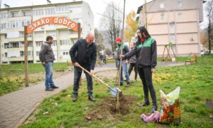 Nove sadnice u blizini dječijeg igrališta: I “Eko toplane” dio jesenje sadnje u Banjaluci