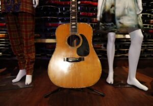 Gitara Erika Kleptona prodata na aukciji za 625.000 dolara