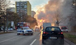 Buktinja na ulici! Zapalio se automobil – izbjegavajte ovu raskrsnicu u centru Banjaluke