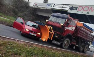 Nesvakidašnja saobraćajna nesreća: Grtalica “pokupila” automobil