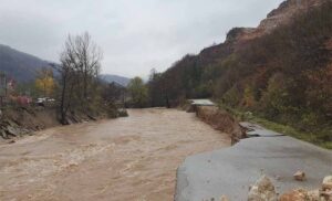 Rijeka prijeti i da odnese benzinsku pumpu: Vodena bujica uništila ovaj magistralni put VIDEO