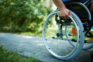 Brutalni napad: Invalida oborio iz kolica i pretukao šakama i nogama