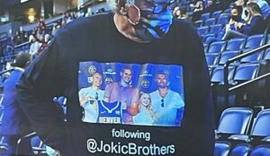 Ludilo u Denveru! Navijač nosi majicu sa likom Jokićeve braće i supruge, a na njoj “simpa poruka”