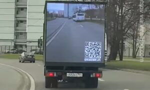 Zanimljivo rješenje za bezbjedniji saobraćaj: Postavio ekran na zadnji dio kamiona VIDEO