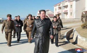 Omiljeni modni detalj lidera: Kim zabranio kožne kapute građanima da ga ne bi imitirali
