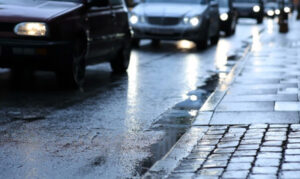 Upozorenje za vozače: Na većini puteva vozi se po mokrim i klizavim kolovozima