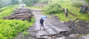 Padavine pokrenule klizište u Tuzli: Ugrožena jedna kuća, oštećen lokalni put