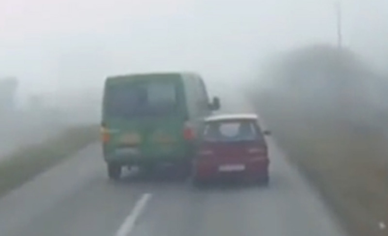 Bizarna i opasna scena! Kombijem prestizao “juga” i zamalo ga izgurao sa puta VIDEO