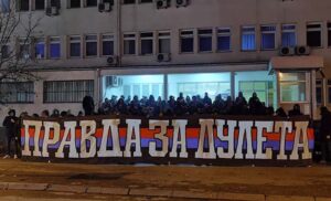 Lešinari ispred suda u Banjaluci poslali jasnu poruku: Žele pravedno suđenje za ubistvo