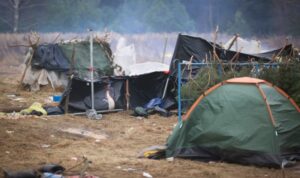 Ostali samo šatori i odbačena odjeća: Migranti napustili granicu Bjelorusije s Poljskom