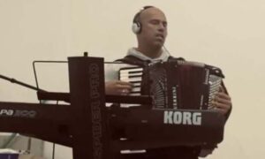 Dodikov savjetnik zasvirao bluz na harmonici: “Muzika prati raspoloženje…” VIDEO