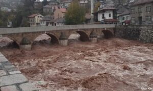 Ako nastavi rasti može poplaviti ulice: Miljacka u Sarajevu došla do ruba korita VIDEO