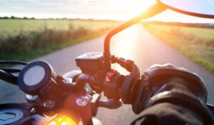 Desilo se! Jedina zemlja koja ženama zabranjuje vožnju motocikala napokon ukida zabranu