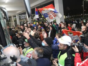 “Orlovi” se vratili kući: Na Aerodromu “Nikola Tesla” dočekani uz navijače i trubače VIDEO