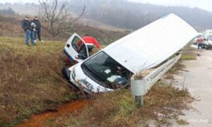 Vozač uspio sam da izađe iz vozila! Kombi izletio s puta u BiH i prevrnuo se na bok