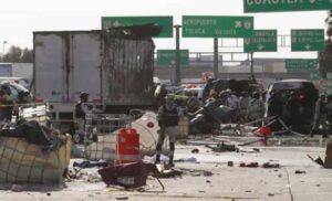 Strahovit sudar kamiona i automobila: Najmanje 19 ljudi poginulo u saobraćajci VIDEO
