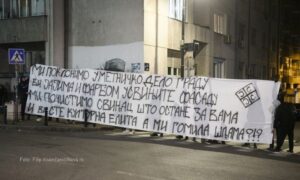 Mladići koji čuvaju mural u Njegoševoj: Mi poklonili umjetničko djelo, vi usvinjili fasadu
