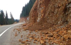Vozači, budite maksimalno oprezni: Upozorenje zbog vode i odrona na putevima Srpske