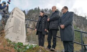 Otkriveno spomen-obilježje Srbima ubijenim na Kazanima