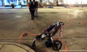 Užas na božićnoj paradi: Automobil udario više od 20 osoba, ima poginulih VIDEO
