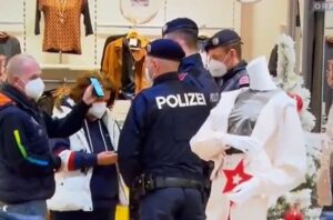 Propisane ogromne kazne: Austrijska policija patrolirala tržnim centrom VIDEO
