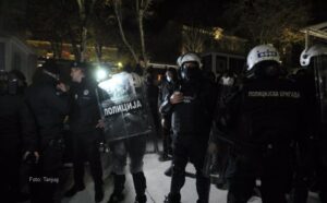 Kordon policije razdvajao dvije grupe okupljene kod murala Ratku Mladiću u Beogradu