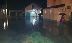 Nakon obilnih padavina poplava u Dragočaju: Voda u dvorištima, ugroženi objekti FOTO