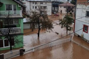 Kiša izazvala brojne probleme u Sarajevu: Kuće i auti pod vodom, obustavljen trolejbuski saobraćaj