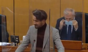 Kamera zabilježila “gadljiv prizor”: Poslanik HDZ-a pljunuo u masku tokom sjednice VIDEO