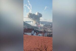 Gore automobili kod fabrike, ima poginulih: Strašni snimci sa mjesta eksplozije VIDEO
