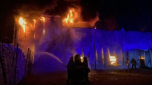 Veliki požar u Vinči: Zapalila se hala aluminijuma i plastike,vatru gasila 32 vatrogasca (FOTO VIDEO)