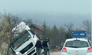 Saobraćaj se odvija otežano: Prevrnuo se kamion na obilaznici u Omarskoj