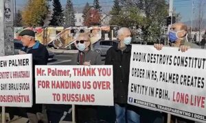 Građani traže pomoć Bajdena: Protesti nezadovoljnih ispred Američke ambasade u Sarajevu VIDEO