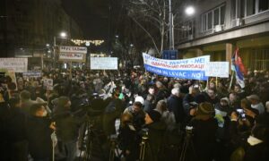 Protest pred sjedištem predsjednika Srbije: Ako se potpišu zakoni, najavljuju blokade