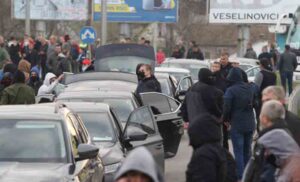 Huligani u Šapcu podigli buru: Otkriveno u čijim autima su došli da tuku demonstrante VIDEO, FOTO