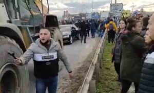 “Sijevale pesnice” na protestu: Aktivisti blokirali put, vozač bagera pokušao da prođe VIDEO, FOTO