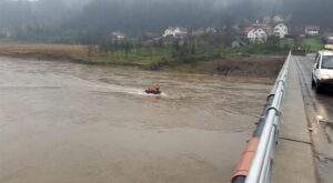 Učestvovalo sedam čamaca: Potraga za dvojicom radnika po rijeci Bosni završena za danas